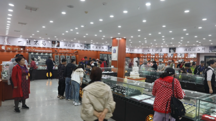 永興中國白銀文化坊 銀光閃耀引客來，特色飾品銷售火